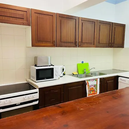 Garden 3 Bedrooms Apartment *